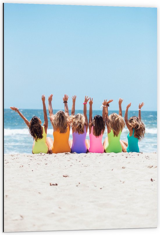 Dibond - Strand - Zee - Water - Zand - Personen - Kleuren - Badpak - 60x90 cm Foto op Aluminium (Wanddecoratie van metaal)