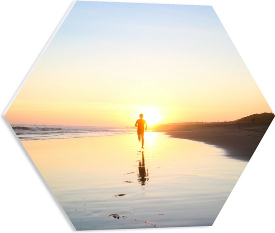 PVC Schuimplaat Hexagon - Strand - Zee - Water - Zand - Persoon - Rennen - Zonsondergang - 50x43.5 cm Foto op Hexagon (Met Ophangsysteem)