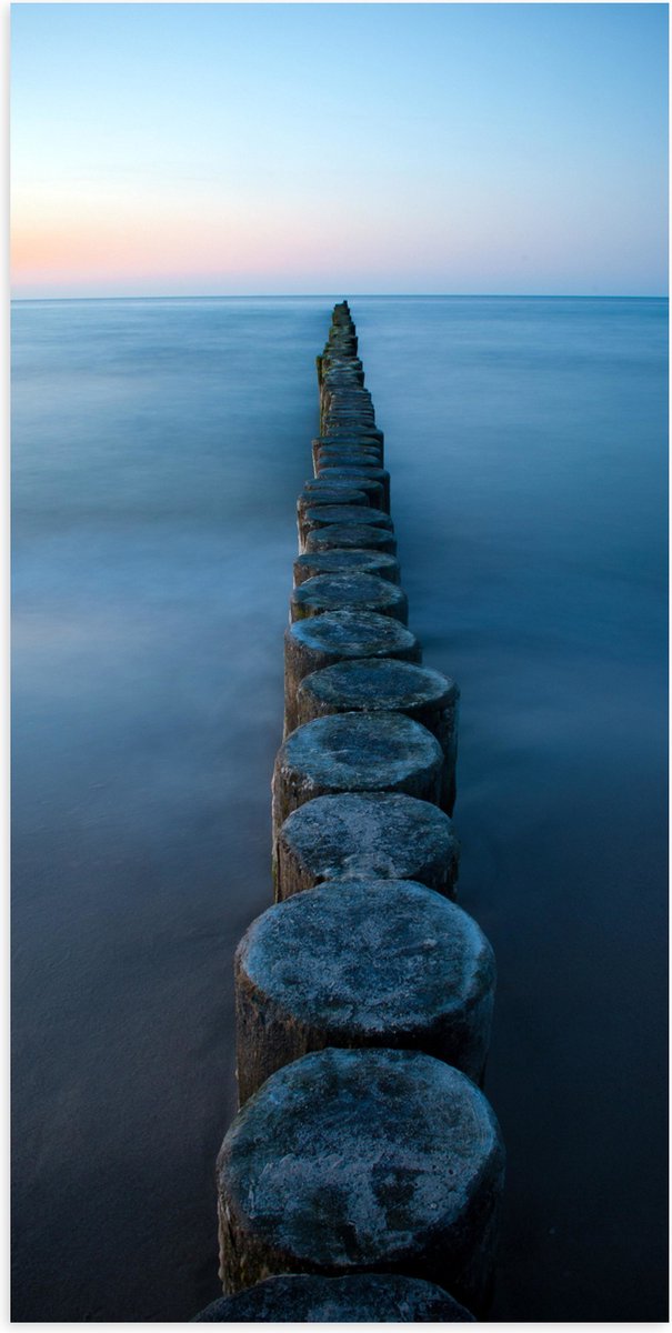 Poster Glanzend – Strand - Zand - Zee - Palen - Hout - 50x100 cm Foto op Posterpapier met 