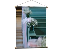 Textielposter - Bloemen aan Blauwe Banken op Trouwlocatie - 60x80 cm Foto op Textiel