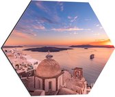 Dibond Hexagon - Uitzicht op Griekse Kustplaats Santorini - 50x43.5 cm Foto op Hexagon (Met Ophangsysteem)