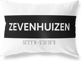 Tuinkussen ZEVENHUIZEN - ZUID-HOLLAND met coördinaten - Buitenkussen - Bootkussen - Weerbestendig - Jouw Plaats - Studio216 - Modern - Zwart-Wit - 50x30cm