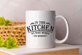 Mok In This Kitchen We Make Messes - Kitchen - Chef - keuken - Farm - Fresh - Food - Eten - Fruit - Cadeau - Gift - kok - cooking
