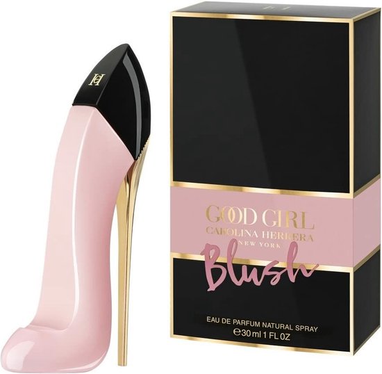 Roze pumpvormige parfumfles naast de verpakking 'Good Girl Carolina Herrera Blush'.