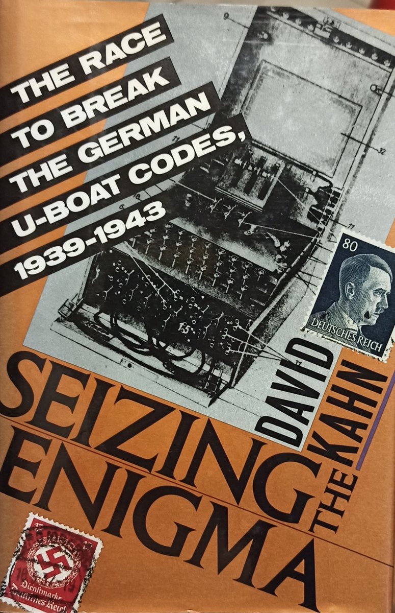 Boek kaft met de titel 'Seizing Enigma' en een afbeelding van een Enigma machine met Hitler en stempels.