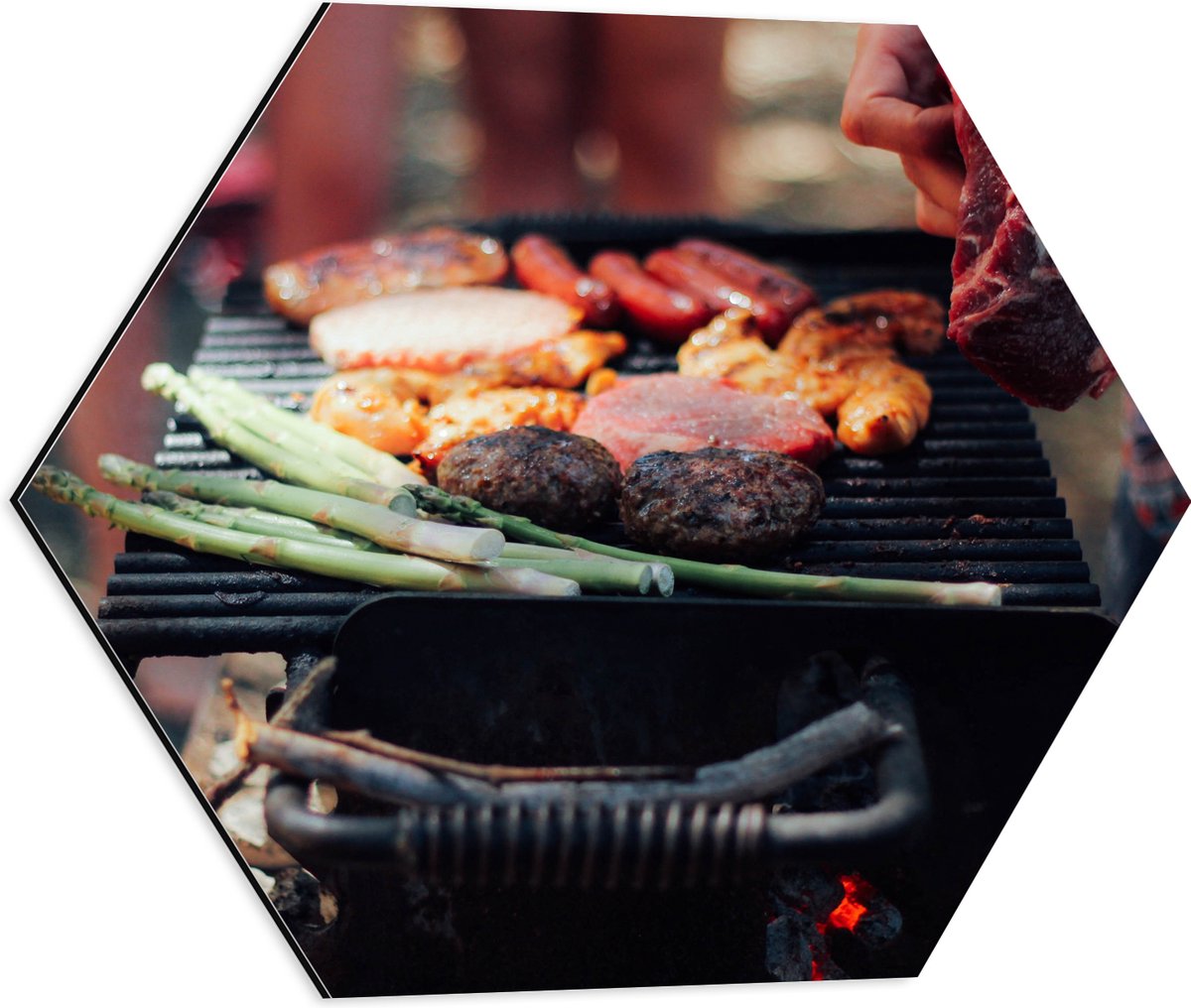 Dibond Hexagon - Barbecue - Vlees - Groenten - Kolen - Natuur - 50x43.5 cm Foto op Hexagon