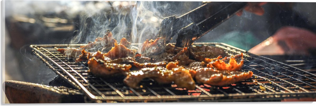 Acrylglas - Barbecue - Kool - Rook - Tang - Vlees - Bakken - Eten - Buiten - 60x20 cm Foto op Acrylglas (Met Ophangsysteem)