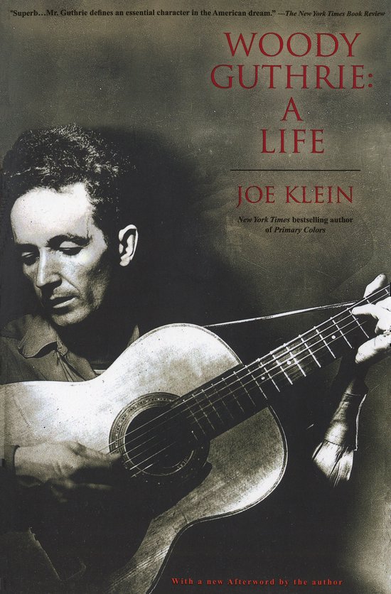 Boekcover van Woody Guthrie: A Life, met een zwart-witfoto van Woody Guthrie die een akoestische gitaar vasthoudt.