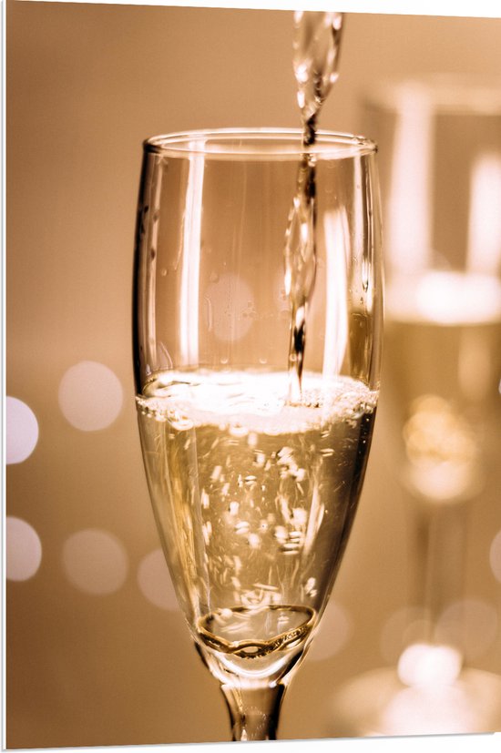 PVC Schuimplaat - Champagne - Drank - Glas - Inschenken - Drinken - Bubbels - 70x105 cm Foto op PVC Schuimplaat (Met Ophangsysteem)