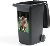 Container sticker Honden - Twee honden spelen met bal - 40x60 cm - kliko sticker - weerbestendige containersticker