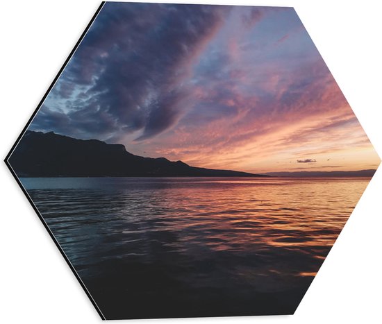 Dibond Hexagon - Water - Zee - Bergen - Wolken - Kleuren - 40x34.8 cm Foto op Hexagon (Met Ophangsysteem)