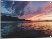 Tuinposter – Water - Zee - Bergen - Wolken - Kleuren - 80x60 cm Foto op Tuinposter (wanddecoratie voor buiten en binnen)