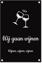 Tuindecoratie Wij gaan wijnen - Quote van Martien Meiland - Wijnen, wijnen, wijnen zwart - Spreuken - Quotes - 40x60 cm - Tuinposter - Tuindoek - Buitenposter