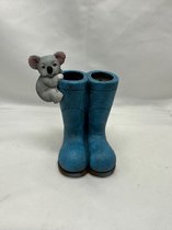 Polyresin (tuin)dier op blauwe laarzen - Koala - blauw + bruin - Hoogte 11 x 10 x 8 cm - Woonaccessoires - Tuinaccessoires - Tuindecoratie