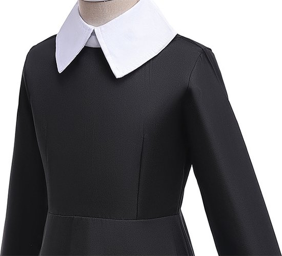 Gros plan sur le haut d'une robe noire avec un col blanc proéminent.