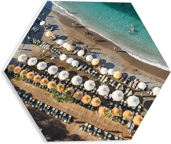 PVC Schuimplaat Hexagon - Zee - Strand - Bedjes - Parasols - Water - Hout - Mensen - 30x26.1 cm Foto op Hexagon (Met Ophangsysteem)