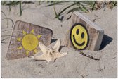 Poster Glanzend – Strand - Zand - Vierkanten - Hout - Zon - Ster - Smiley - 90x60 cm Foto op Posterpapier met Glanzende Afwerking