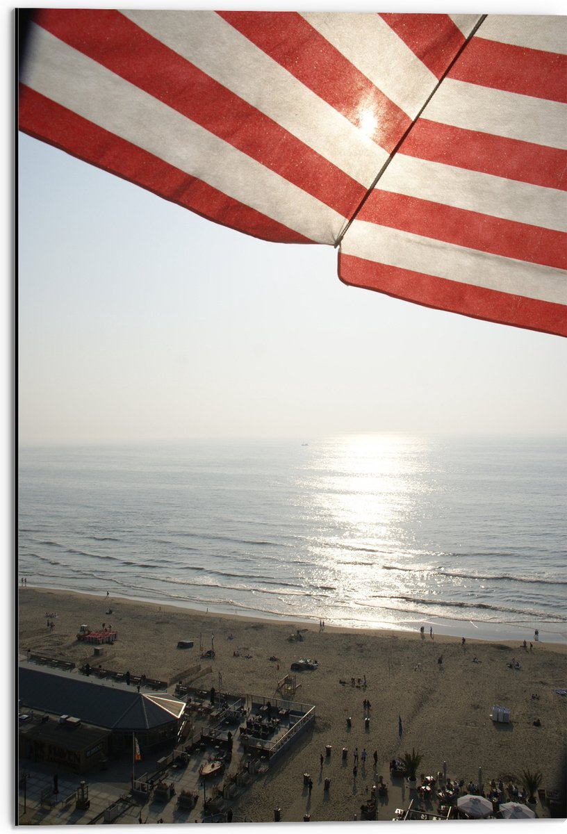 Dibond - Strand - Zee - Zand - Parasol - Mensen - Strandtent - Zon - 50x75 cm Foto op Aluminium (Wanddecoratie van metaal)