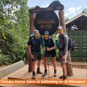 Drie personen op Kilimanjaro met King Mungo drinkflessen.