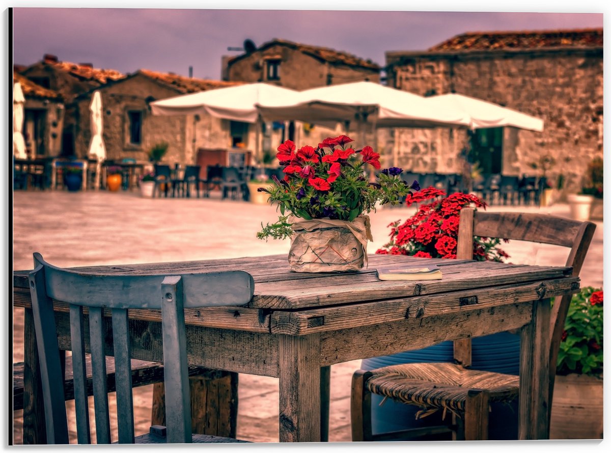 Dibond - Tafel - Pleintje - Bloemen - Stoelen - Parasol - Kleuren - 40x30 cm Foto op Aluminium (Met Ophangsysteem)