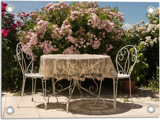 Tuinposter – Tafel - Stoelen - Tafelkleed - Bloemen - 40x30 cm Foto op Tuinposter (wanddecoratie voor buiten en binnen)