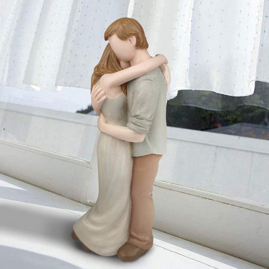 Wit beeldje keramiek van een man en vrouw omhelzing knuffel - Beelden en Beeldjes