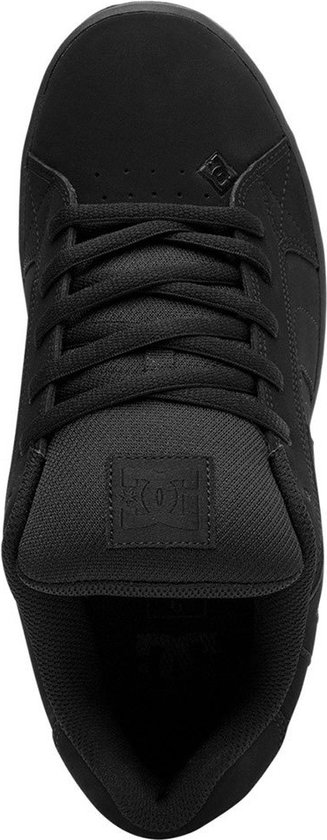 Bovenkant van een zwarte sneaker met veters en een DC Shoes logo op de tong.