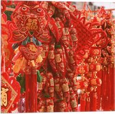 Vlag - Kraam Vol Rode Chinese Versieringen - 50x50 cm Foto op Polyester Vlag