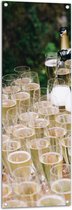 Tuinposter – Volle Champagneglazen - 40x120 cm Foto op Tuinposter (wanddecoratie voor buiten en binnen)