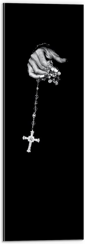 Dibond - Kruis aan Zilveren Ketting in Hand tegen Zwarte Achtergrond - 20x60 cm Foto op Aluminium (Wanddecoratie van metaal)