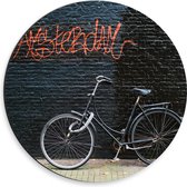 Dibond Muurcirkel - Fiets geparkeerd tegen Muur met Tekst ''Amsterdam'' - 30x30 cm Foto op Aluminium Muurcirkel (met ophangsysteem)