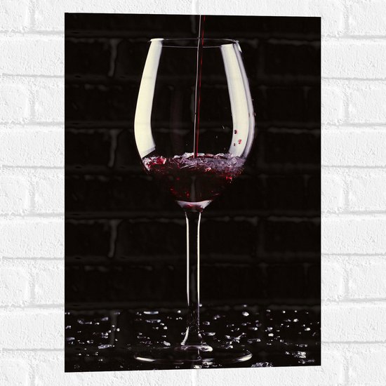 Muursticker - Vullend Glas Rode Wijn met Kapotte Scherven - 40x60 cm Foto op Muursticker