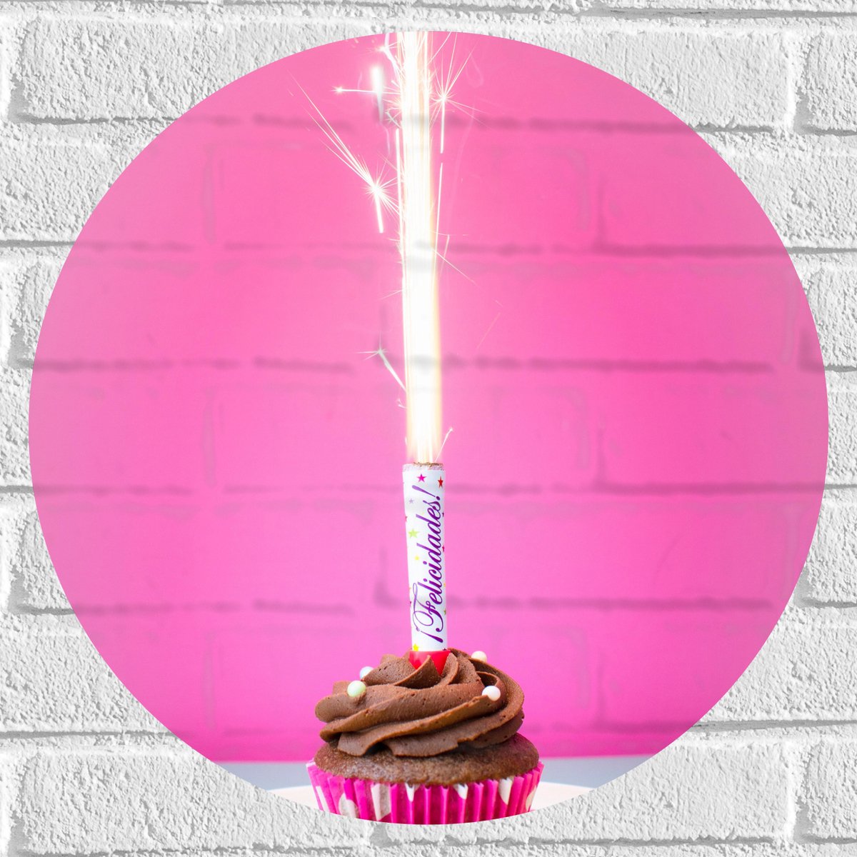 Muursticker Cirkel - Verjaardagscupcake met Chocolade Topping en Fontein - 50x50 cm Foto o