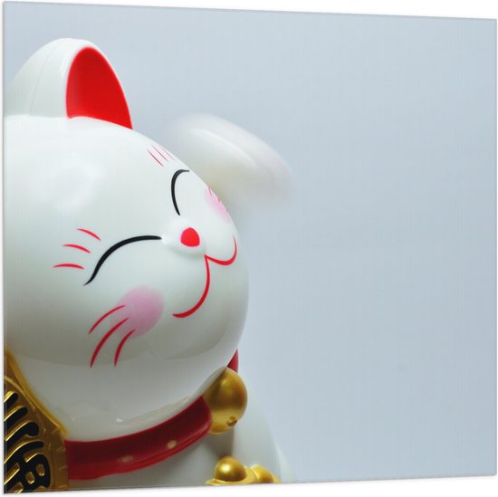 Vlag - Japans Maneki Neko Kattenbeeldje in het Rood met Wit en Goud - 100x100 cm Foto op Polyester Vlag