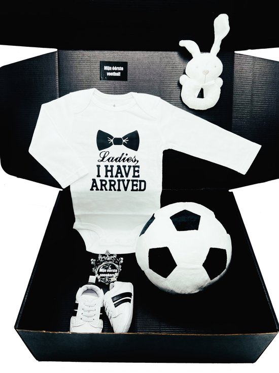Kraamcadeau jongen, groot kraamcadeau met romper, babysneakers, rammelaar en voetbal, cadeau geboorte jongen met voetbal, kan ook rechtstreeks als cadeau worden verstuurd van De Kleine Auto — afbeelding 2