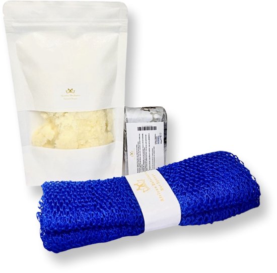 Een opgerolde, helderblauwe Afrikaanse exfoliating net sponge, met een gestreept etiket in het midden.