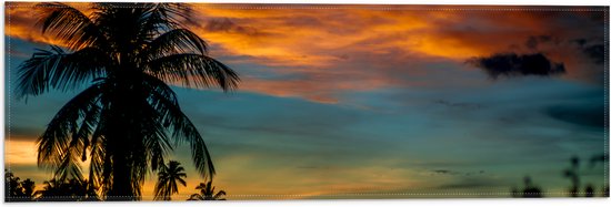 Vlag - Silhouet van Hoge Boom bij Kleinere Bomen onder Oranje Wolken - 60x20 cm Foto op Polyester Vlag