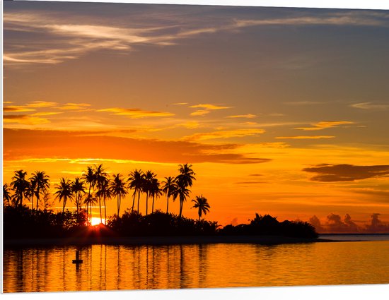 PVC Schuimplaat- Silhouet van Palmbomen op Eiland tijdens Felkleurige Zonsondergang - 100x75 cm Foto op PVC Schuimplaat