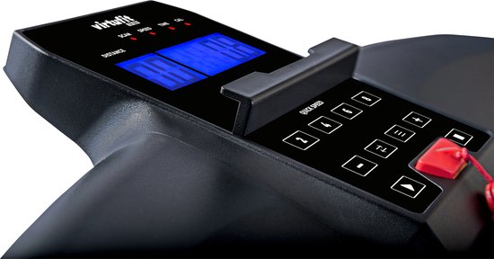 Close-up van het blauwe LCD-display en de knoppen van de loopband VirtuFit.