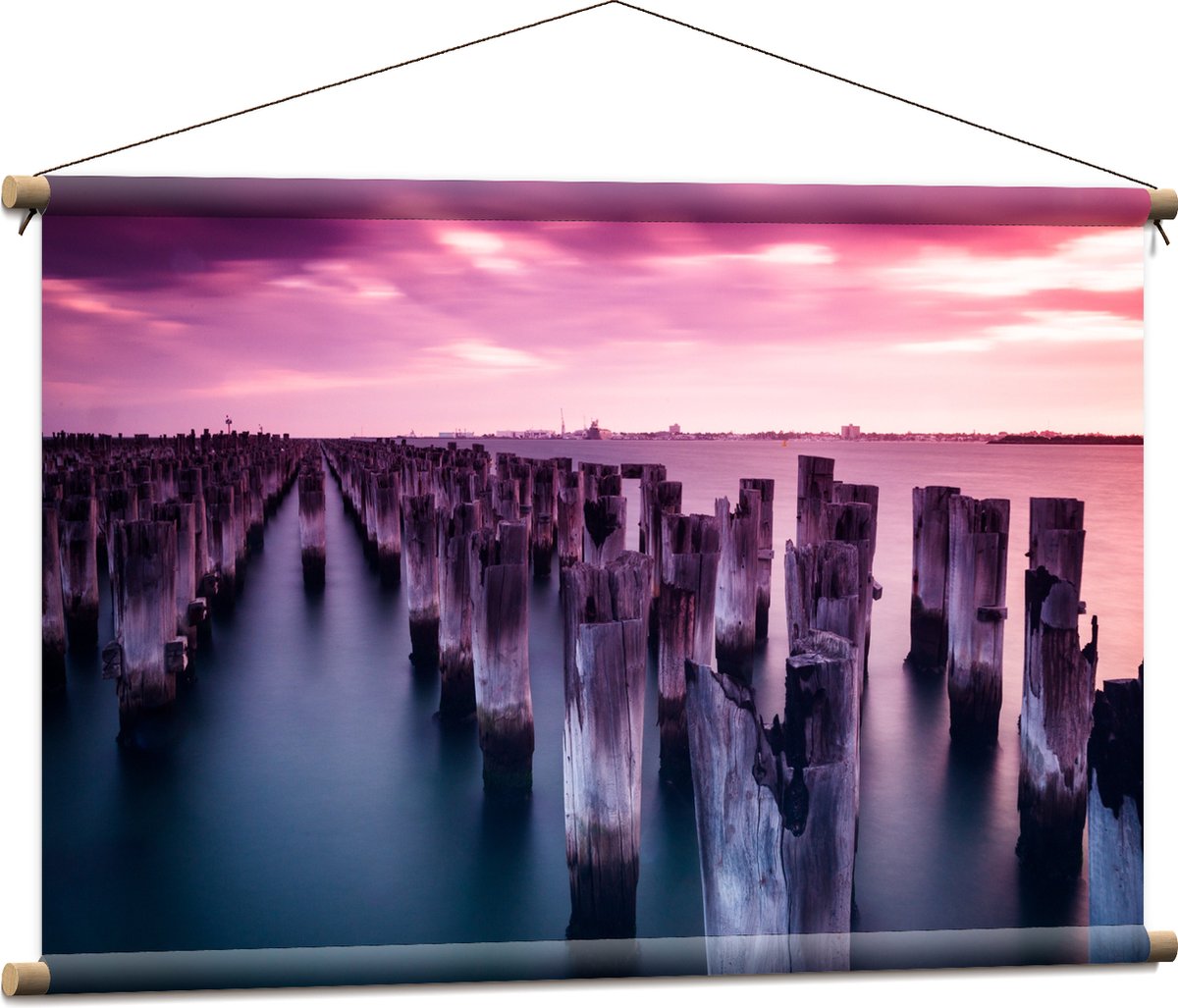 Textielposter - Palen - Water - Hout - Zee - Kleuren - 90x60 cm Foto op Textiel