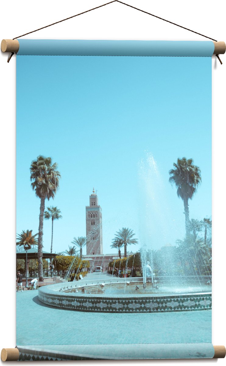 Textielposter - Gebouw - Fontein - Water - Bomen - Palmbomen - Mensen - 40x60 cm Foto op T