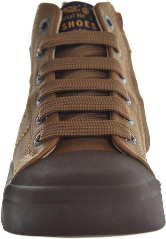 Vooraanzicht van bruine leren hoge sneakers met veters en een donkerbruine neus.