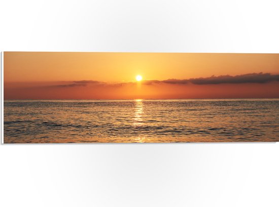 PVC Schuimplaat - Zon Zakkend in de Kalme Zee en Wolken - 60x20 cm Foto op PVC Schuimplaat (Met Ophangsysteem)
