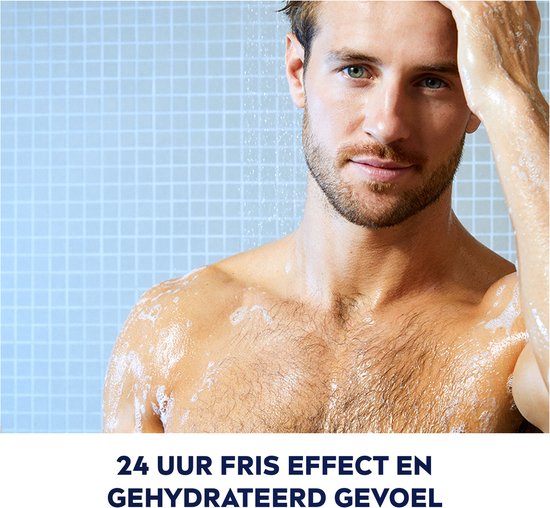 Man in de douche met NIVEA MEN SPORT douchegel.