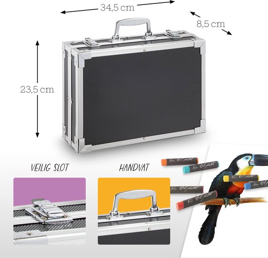 Zwarte kunstkoffer met zilveren details, afmetingen 34,5x23,5x8,5 cm, met details van slot en handvat.