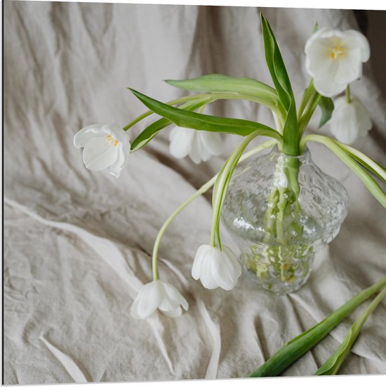 Dibond - Witte Bloemen in Vaas op Wit Laken - 80x80 cm Foto op Aluminium (Met Ophangsysteem)