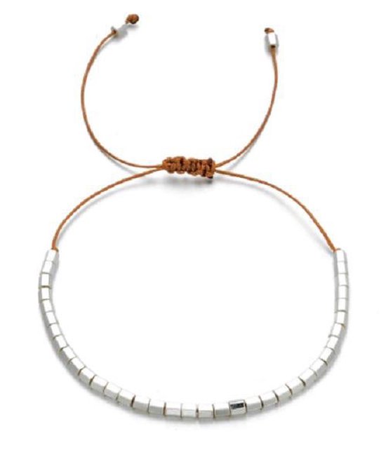 Zilverkleurige, vierkante kraaltjes aan een bruin koord met een schuifknoop. Verstelbare armband.