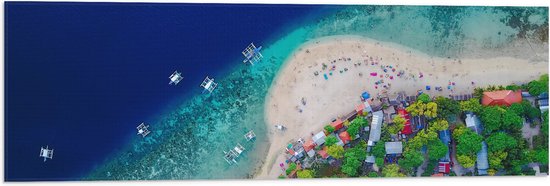 Vlag - Zee - Water - Strand - Zand - Bomen - Huizen - Kleuren - 90x30 cm Foto op Polyester Vlag