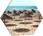 Dibond Hexagon - Zee - Strand - Zand - Parasols - 70x60.9 cm Foto op Hexagon (Met Ophangsysteem)