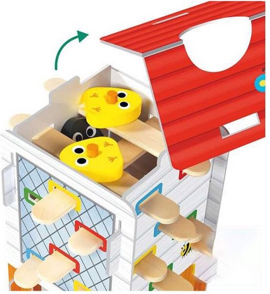 Twee gele kuikens en een zwarte kip in het open witte kippenhok met rood dak. Met gekleurde deuropeningen.
